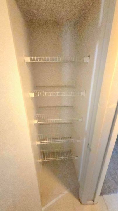 合同活跃: $175,000 (2 贝兹, 2 浴室, 1080 平方英尺)