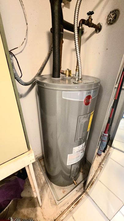 合同活跃: $175,000 (2 贝兹, 2 浴室, 1080 平方英尺)