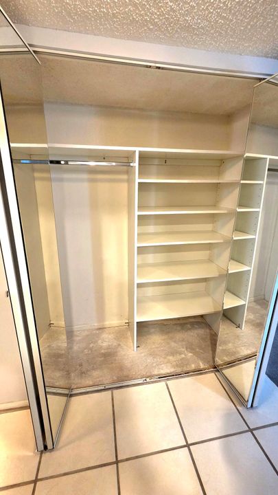 合同活跃: $175,000 (2 贝兹, 2 浴室, 1080 平方英尺)