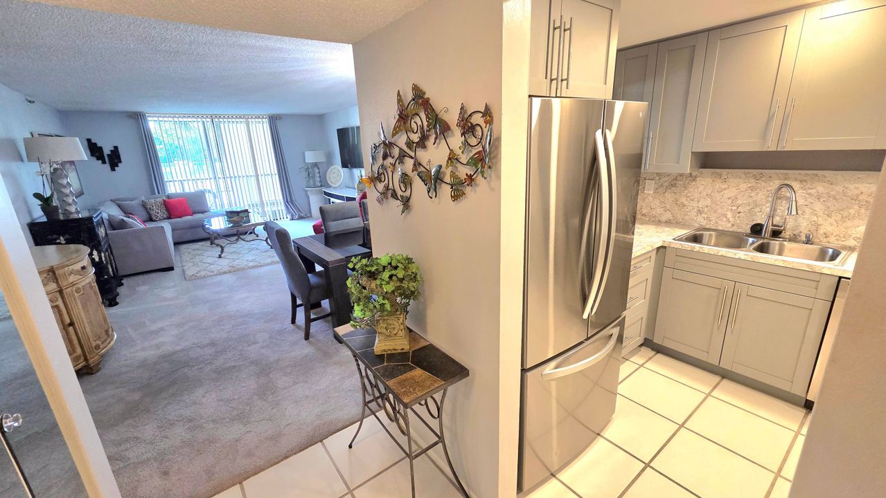 合同活跃: $175,000 (2 贝兹, 2 浴室, 1080 平方英尺)