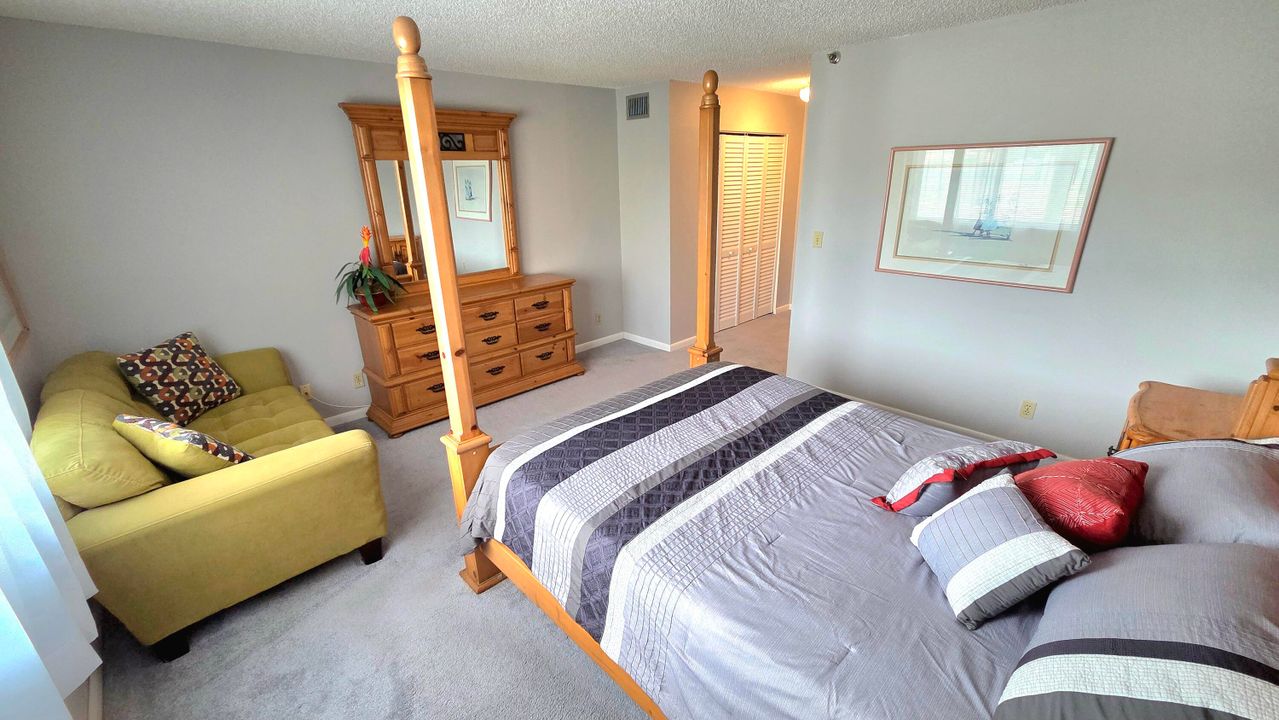 合同活跃: $175,000 (2 贝兹, 2 浴室, 1080 平方英尺)