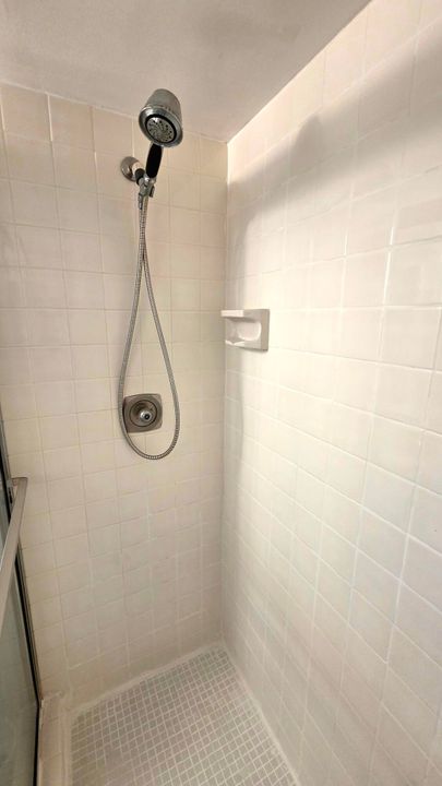 合同活跃: $175,000 (2 贝兹, 2 浴室, 1080 平方英尺)