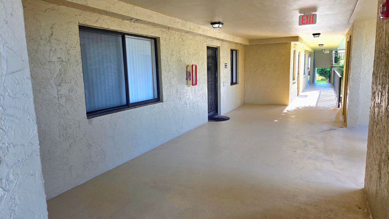 合同活跃: $175,000 (2 贝兹, 2 浴室, 1080 平方英尺)