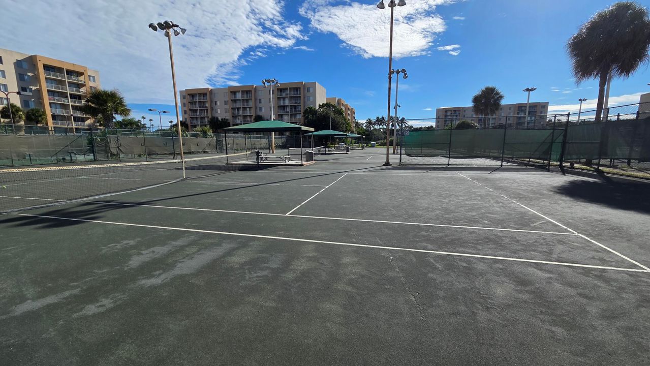 合同活跃: $175,000 (2 贝兹, 2 浴室, 1080 平方英尺)