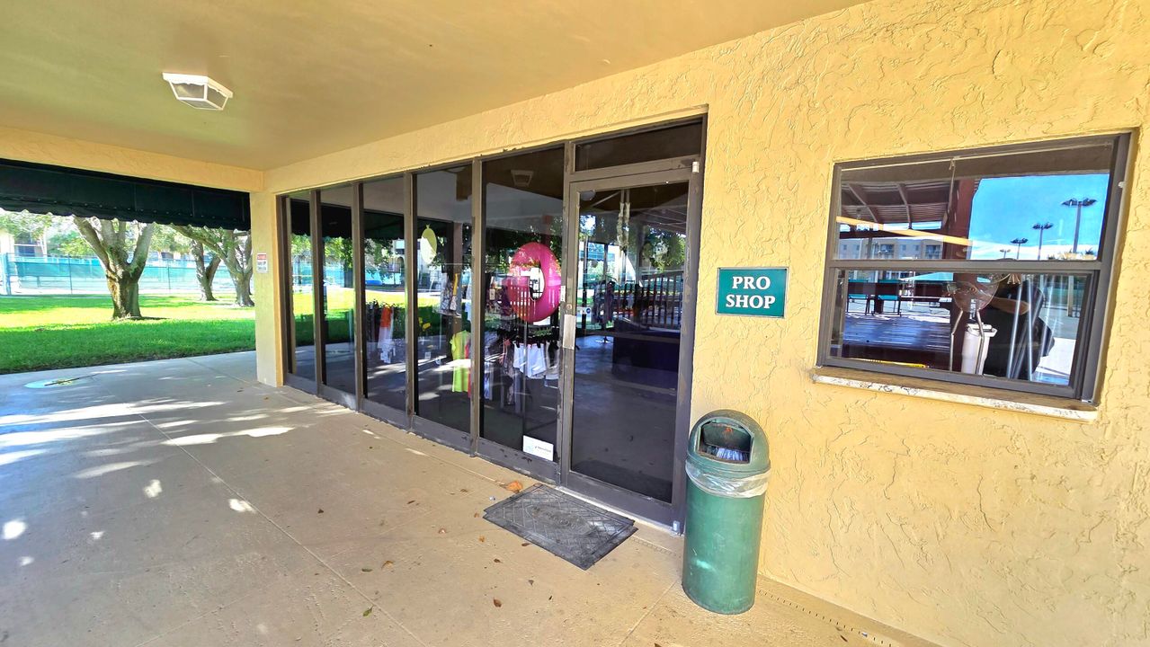 合同活跃: $175,000 (2 贝兹, 2 浴室, 1080 平方英尺)