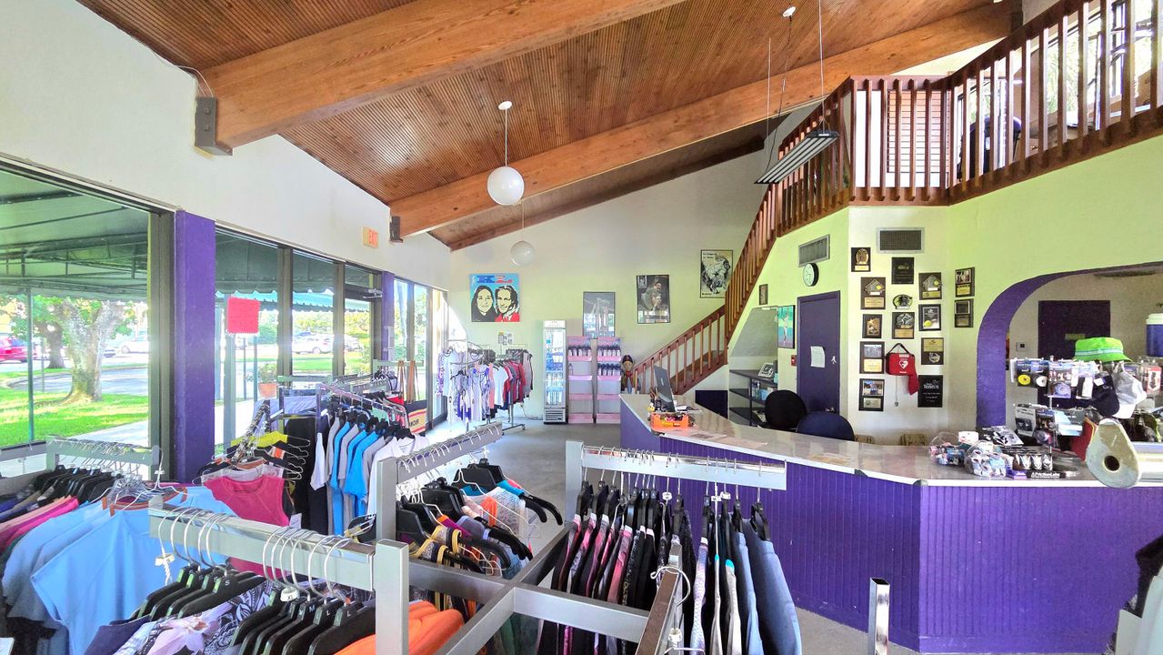 合同活跃: $175,000 (2 贝兹, 2 浴室, 1080 平方英尺)