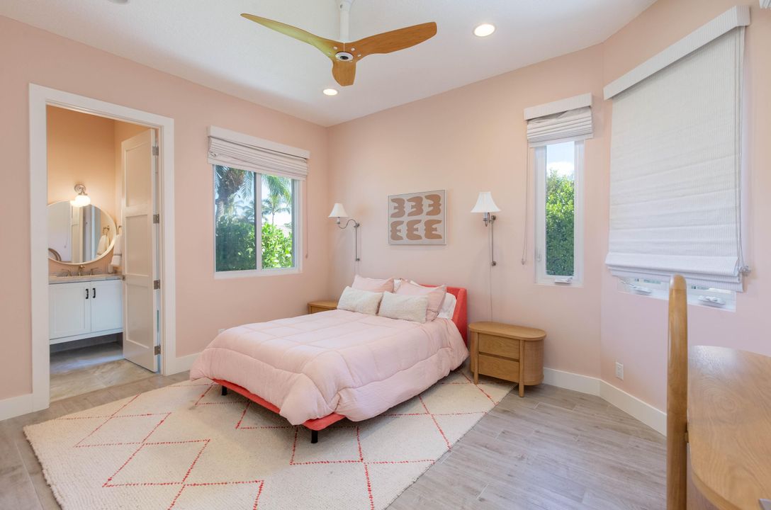 Под контрактом: $2,600,000 (3 спален, 2 ванн, 2571 Квадратных фут)