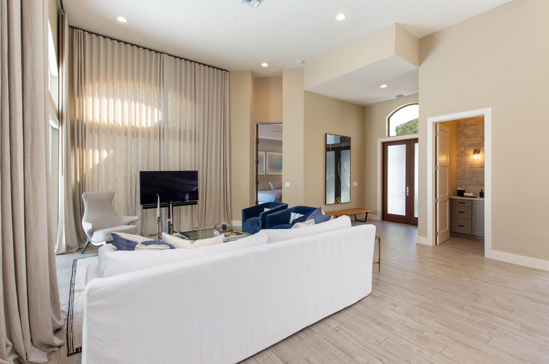 Под контрактом: $2,600,000 (3 спален, 2 ванн, 2571 Квадратных фут)