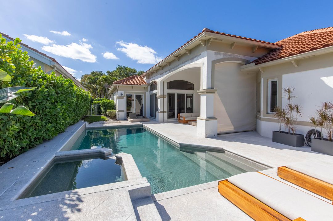 Под контрактом: $2,600,000 (3 спален, 2 ванн, 2571 Квадратных фут)