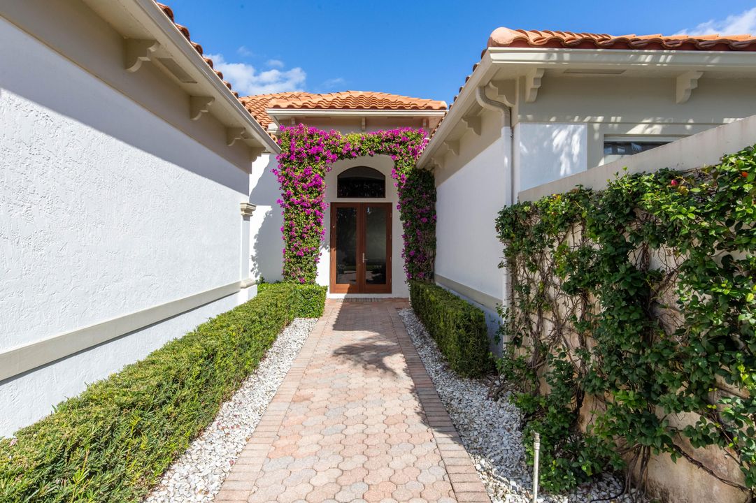 Под контрактом: $2,600,000 (3 спален, 2 ванн, 2571 Квадратных фут)