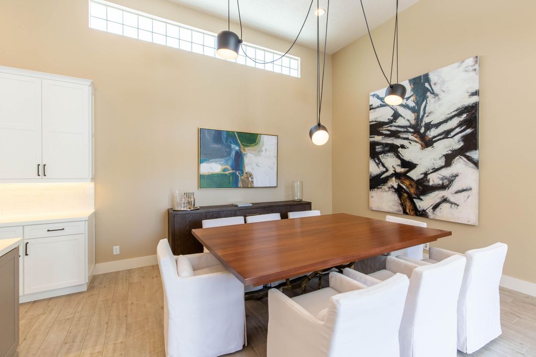 Под контрактом: $2,600,000 (3 спален, 2 ванн, 2571 Квадратных фут)