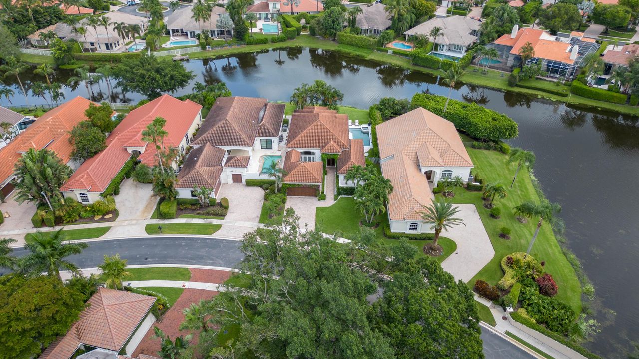 Под контрактом: $2,600,000 (3 спален, 2 ванн, 2571 Квадратных фут)