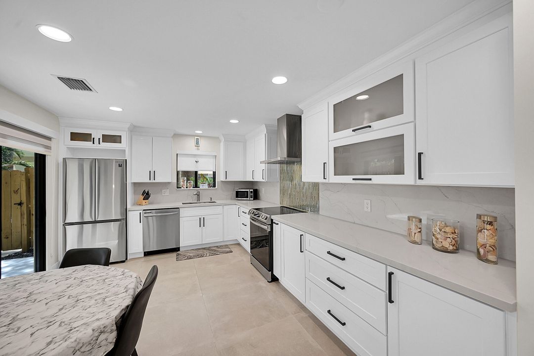 На продажу: $425,000 (2 спален, 2 ванн, 1272 Квадратных фут)