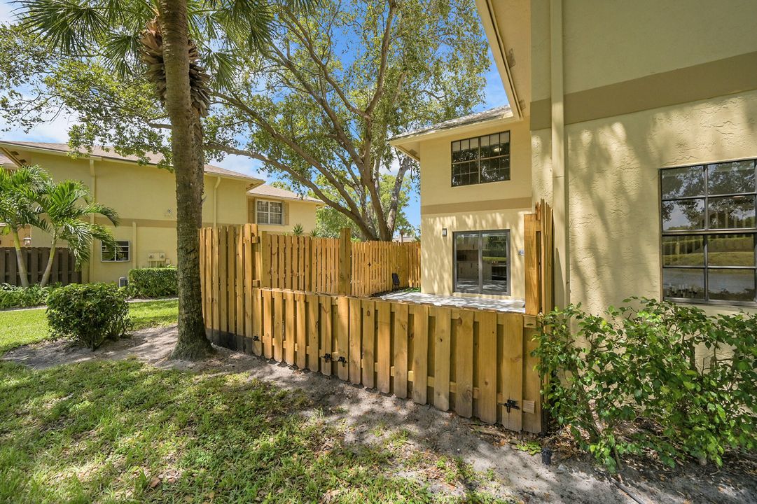 На продажу: $425,000 (2 спален, 2 ванн, 1272 Квадратных фут)