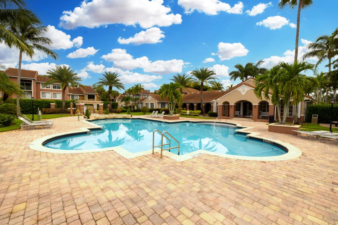 Active With Contract: $204,900 (1 beds, 1 baths, 729 Square Feet)