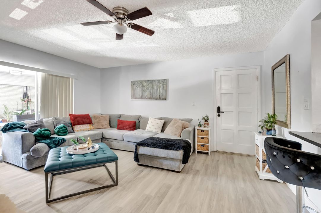 合同活跃: $2,150 (2 贝兹, 2 浴室, 978 平方英尺)