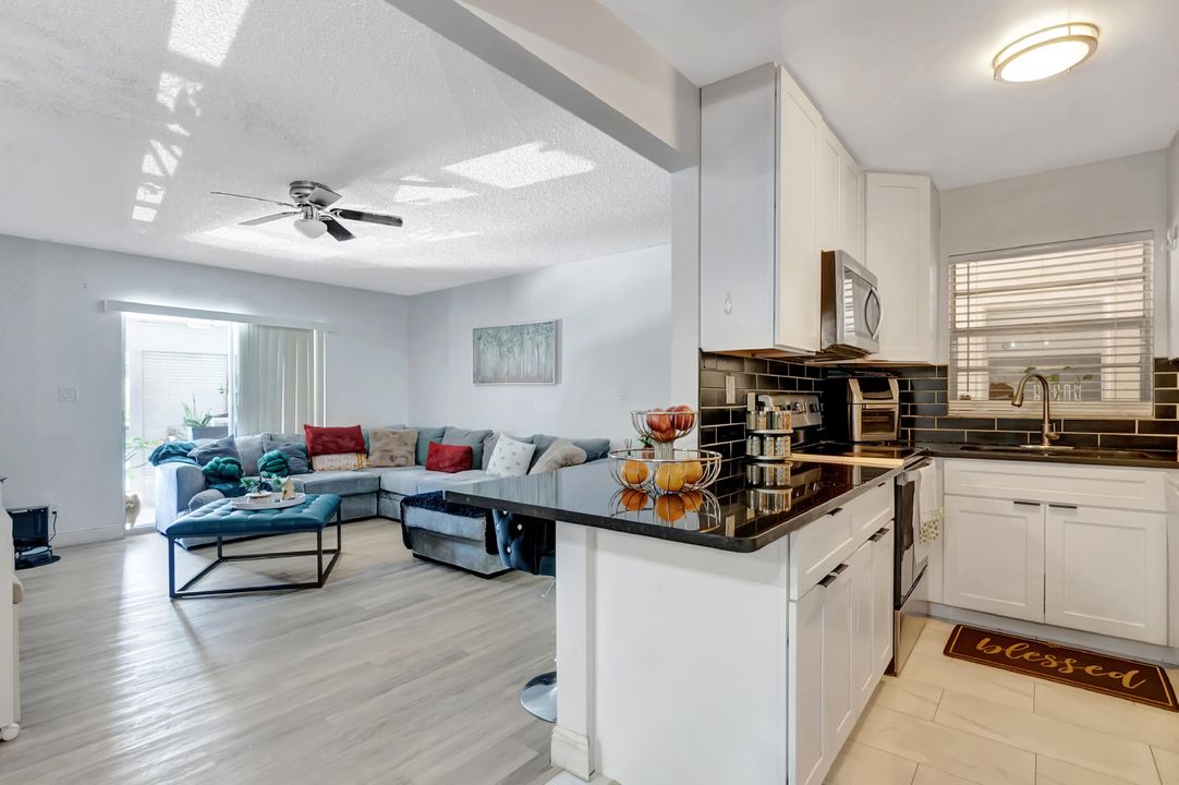 合同活跃: $2,150 (2 贝兹, 2 浴室, 978 平方英尺)