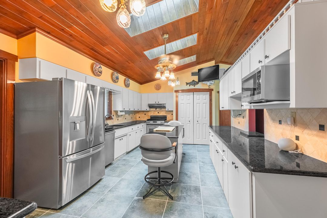 For Sale: $675,000 (3 beds, 2 baths, 3002 Square Feet)