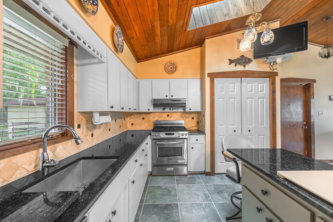 For Sale: $675,000 (3 beds, 2 baths, 3002 Square Feet)