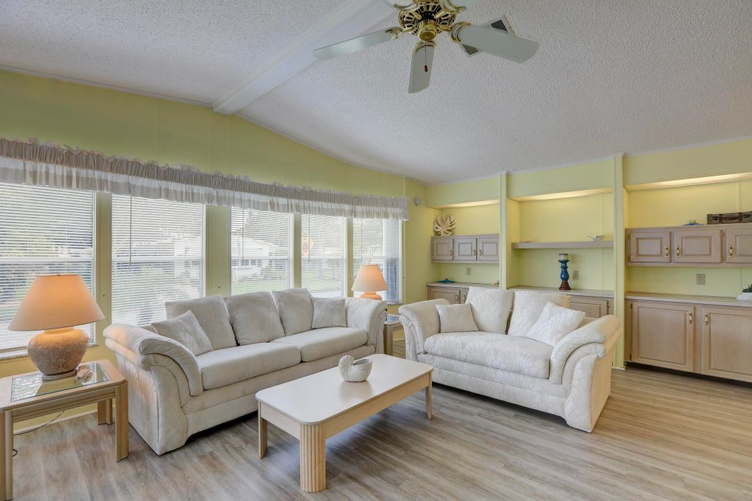 На продажу: $199,000 (2 спален, 2 ванн, 1408 Квадратных фут)