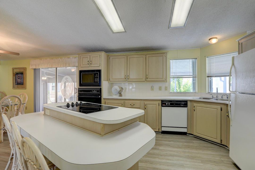 На продажу: $199,000 (2 спален, 2 ванн, 1408 Квадратных фут)