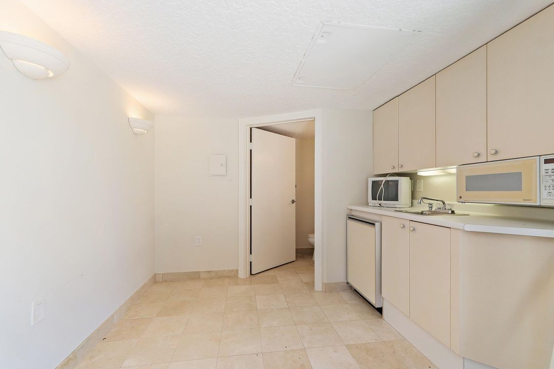 Active With Contract: $3,370,000 (4 beds, 4 baths, 3955 Square Feet)