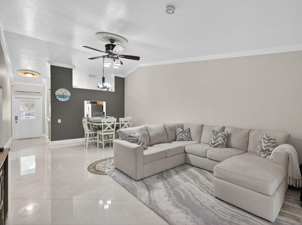 待售: $290,000 (2 贝兹, 2 浴室, 1370 平方英尺)