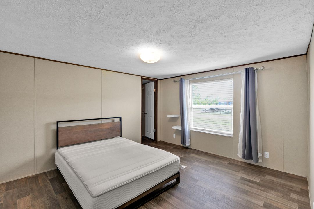 For Sale: $499,000 (8 beds, 5 baths, 3444 Square Feet)