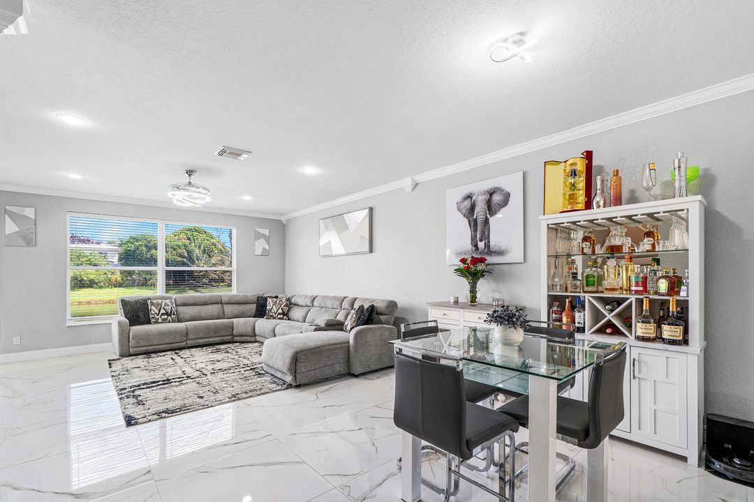 En Venta: $389,900 (4 camas, 2 baños, 1872 Pies cuadrados)