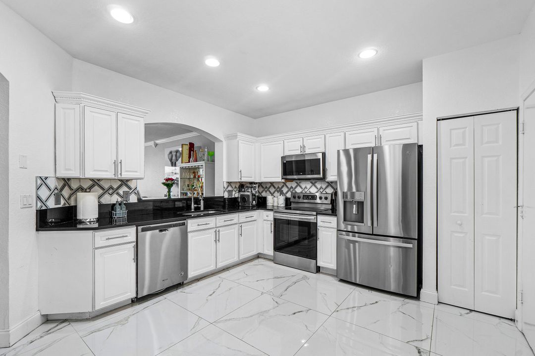 En Venta: $389,900 (4 camas, 2 baños, 1872 Pies cuadrados)