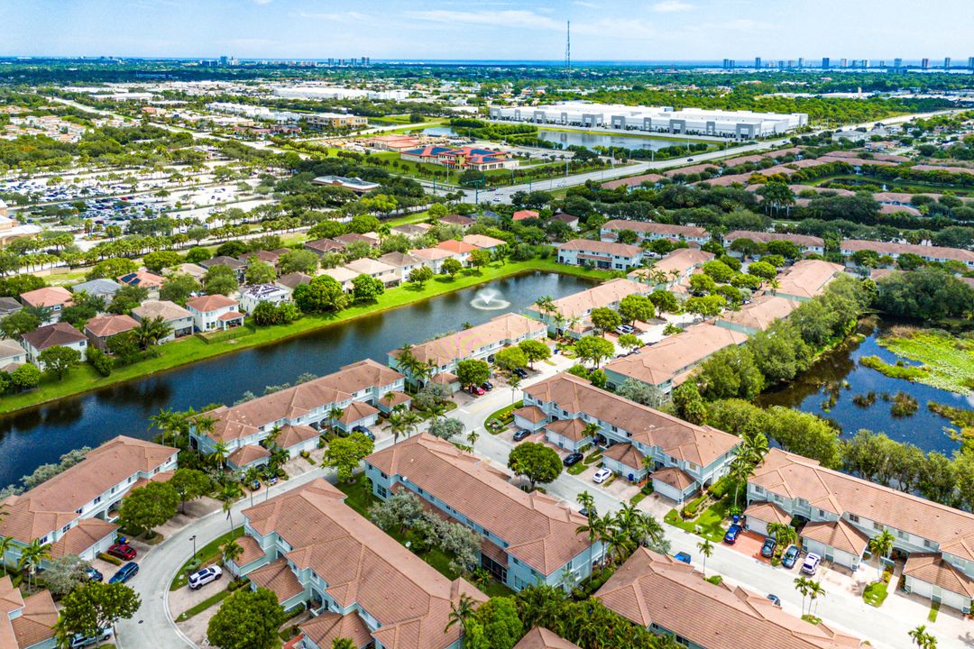 En Venta: $389,900 (4 camas, 2 baños, 1872 Pies cuadrados)