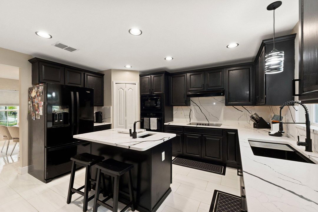 Activo con contrato: $400,000 (3 camas, 2 baños, 2360 Pies cuadrados)