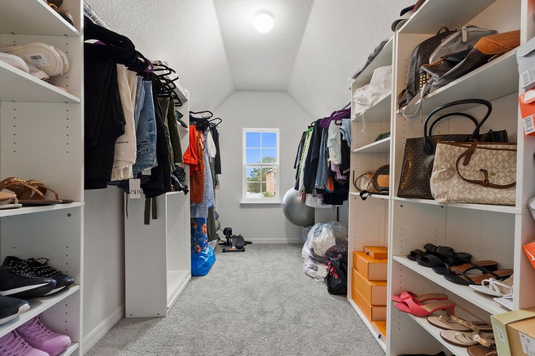 Activo con contrato: $400,000 (3 camas, 2 baños, 2360 Pies cuadrados)