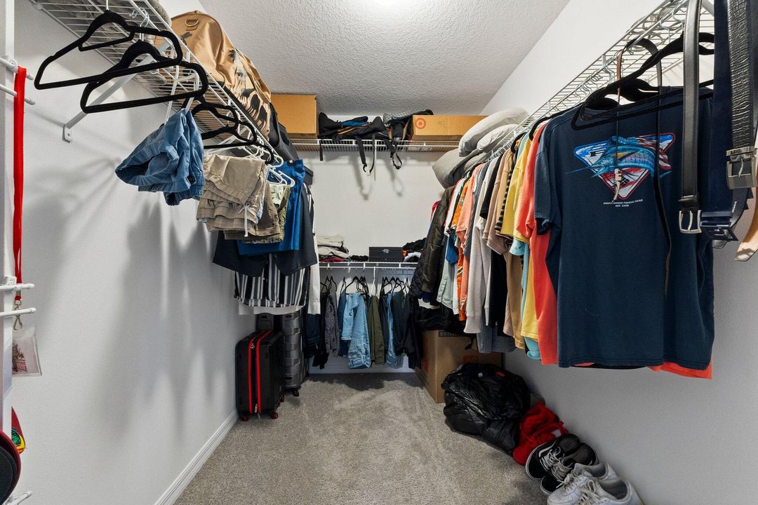 Activo con contrato: $400,000 (3 camas, 2 baños, 2360 Pies cuadrados)