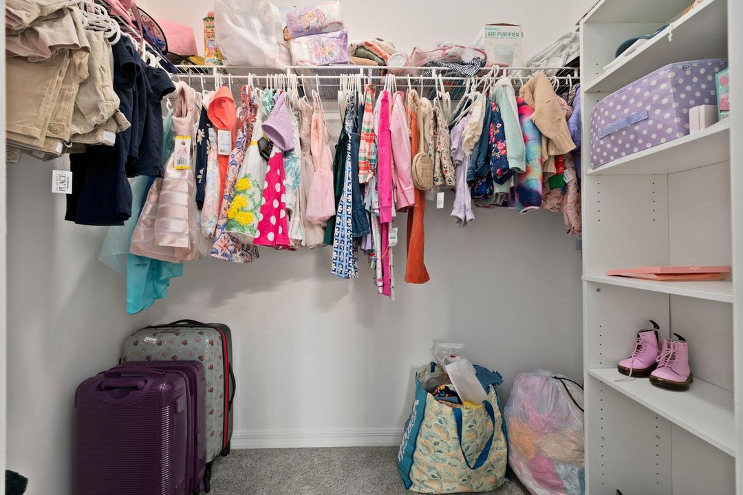 Activo con contrato: $400,000 (3 camas, 2 baños, 2360 Pies cuadrados)