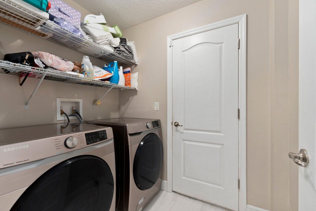 Activo con contrato: $400,000 (3 camas, 2 baños, 2360 Pies cuadrados)