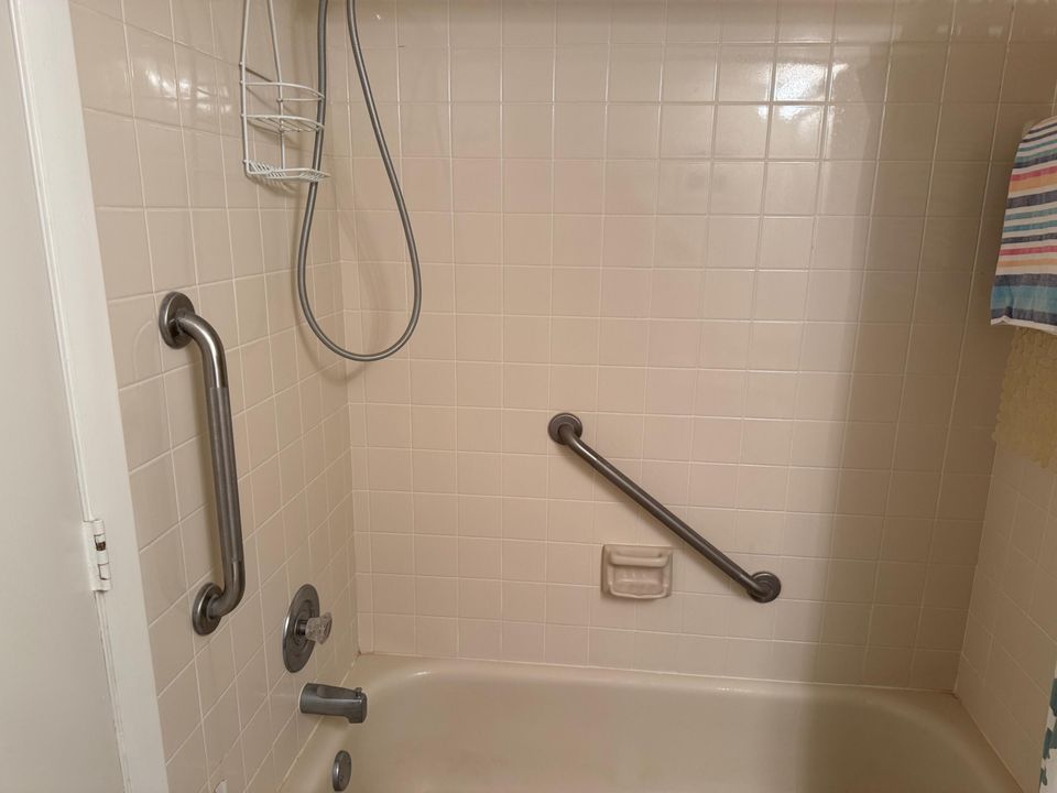 合同活跃: $3,800 (2 贝兹, 2 浴室, 1150 平方英尺)