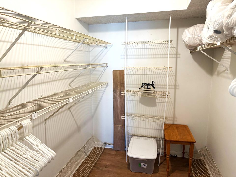 合同活跃: $3,800 (2 贝兹, 2 浴室, 1150 平方英尺)