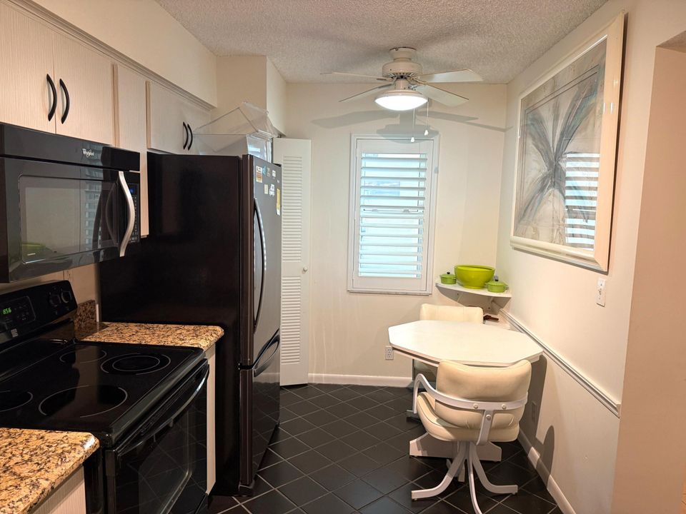 合同活跃: $3,800 (2 贝兹, 2 浴室, 1150 平方英尺)