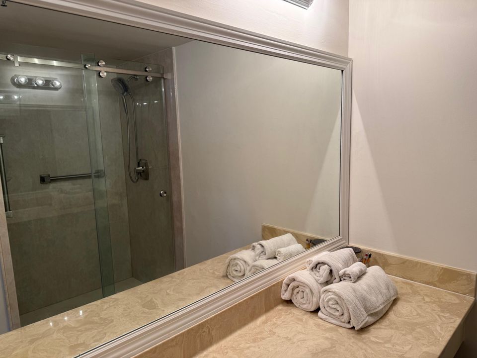 合同活跃: $3,800 (2 贝兹, 2 浴室, 1150 平方英尺)