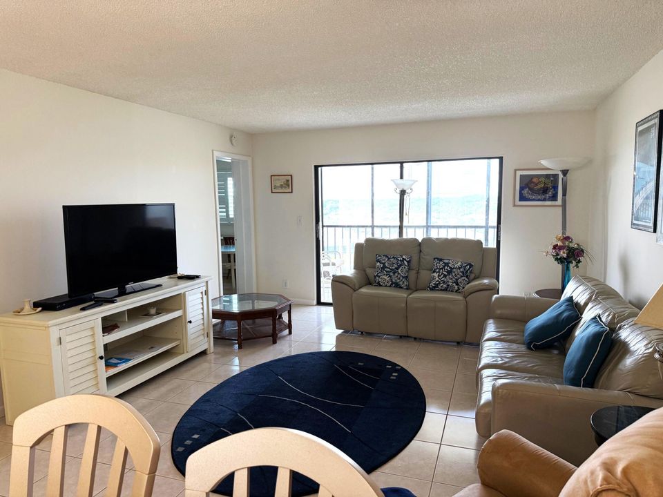 合同活跃: $3,800 (2 贝兹, 2 浴室, 1150 平方英尺)