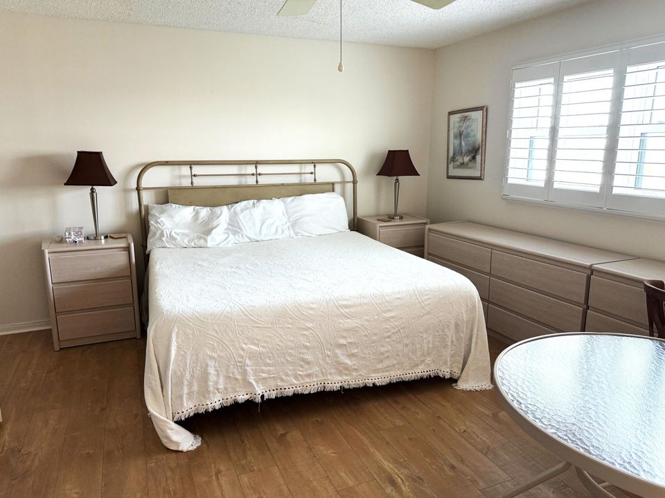 合同活跃: $3,800 (2 贝兹, 2 浴室, 1150 平方英尺)