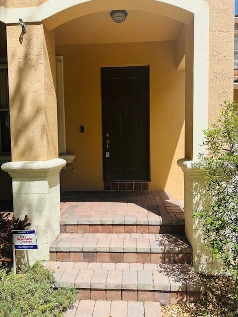 Под контрактом: $4,000 (5 спален, 4 ванн, 2960 Квадратных фут)