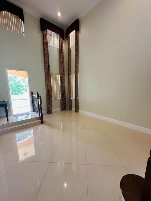 Под контрактом: $4,000 (5 спален, 4 ванн, 2960 Квадратных фут)