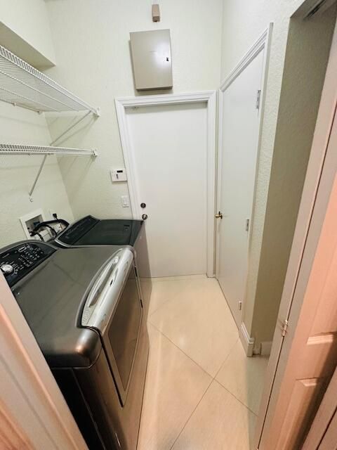 Под контрактом: $4,000 (5 спален, 4 ванн, 2960 Квадратных фут)