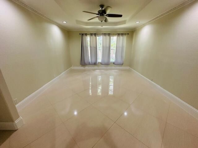 Под контрактом: $4,000 (5 спален, 4 ванн, 2960 Квадратных фут)