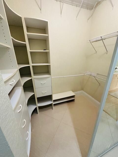 Под контрактом: $4,000 (5 спален, 4 ванн, 2960 Квадратных фут)