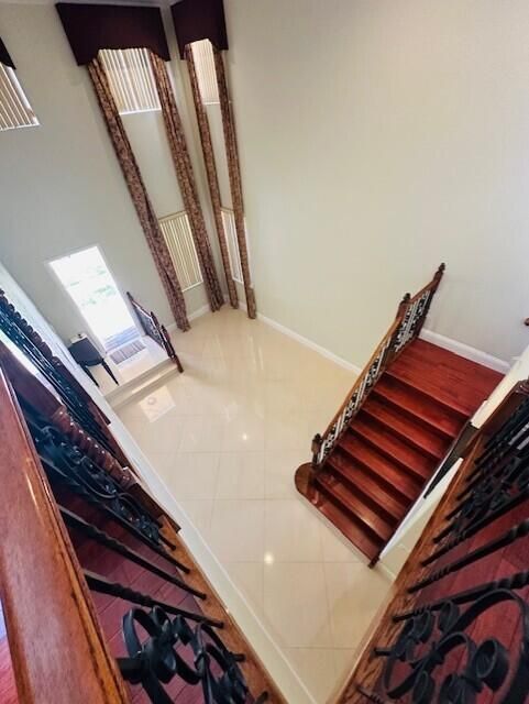 Под контрактом: $4,000 (5 спален, 4 ванн, 2960 Квадратных фут)