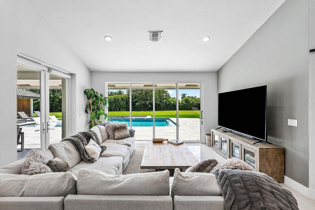 For Rent: $45,000 (7 beds, 6 baths, 7052 Square Feet)