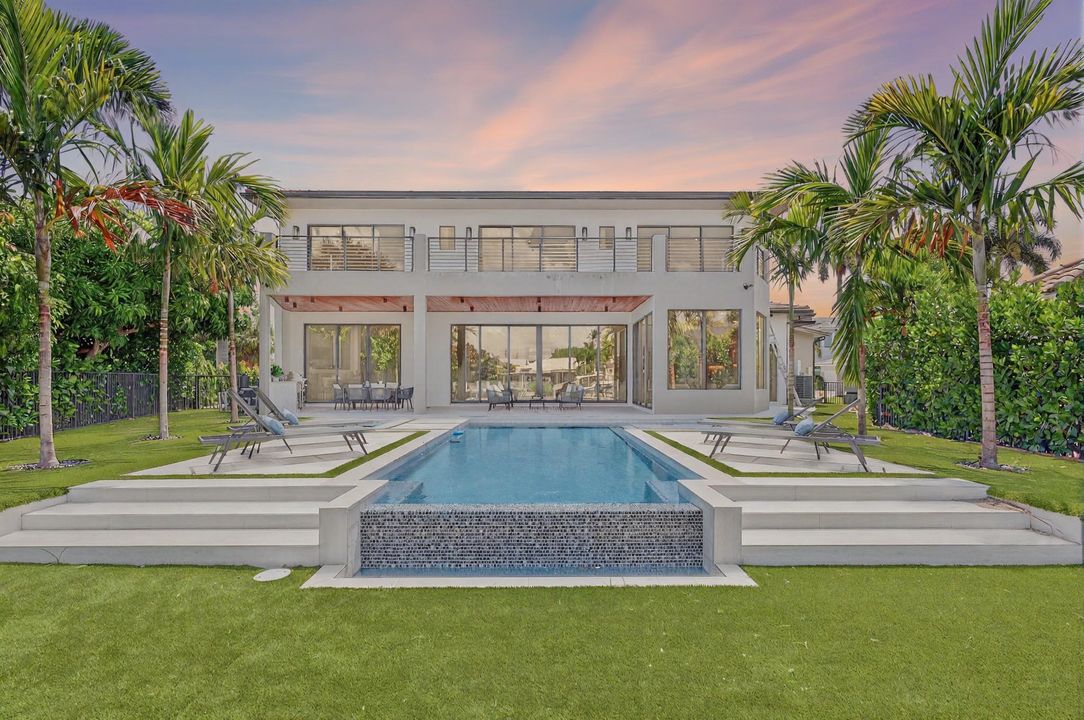 Под контрактом: $6,249,000 (5 спален, 5 ванн, 5556 Квадратных фут)